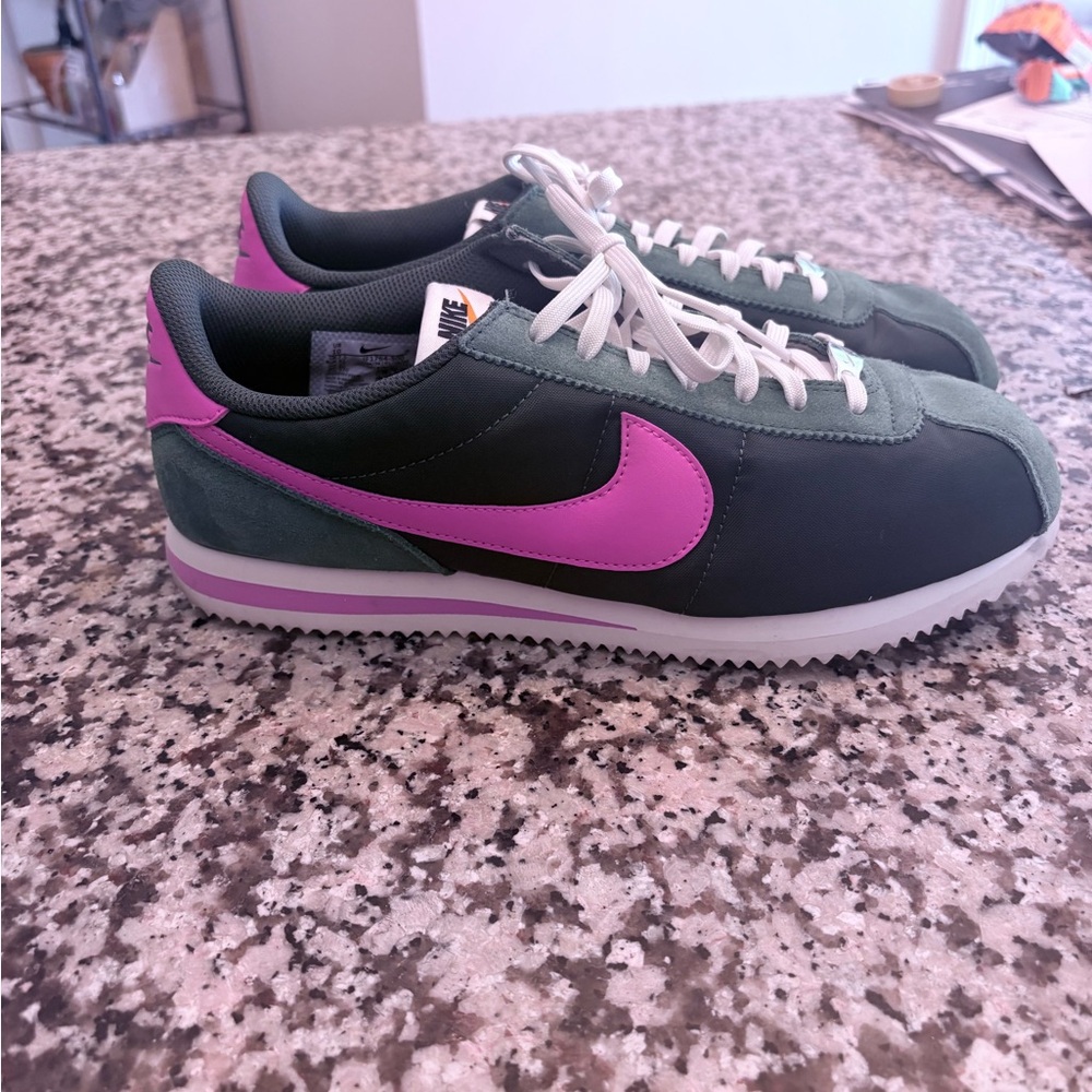 Nike Women's Sneakers in Dark Green and Pink